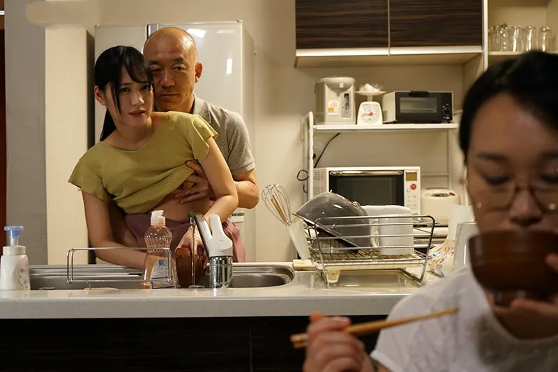 Chồng yêu chịch con gái riêng của bà xã khi biết người vợ không thể sinh con cho mình