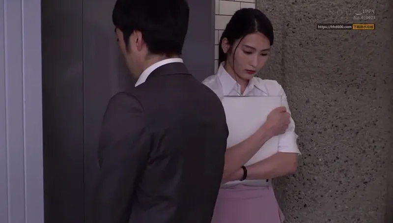 Em thư ký nghiệt ngã bị tiền bối bắt vào nhà trọ phục vụ đối tác