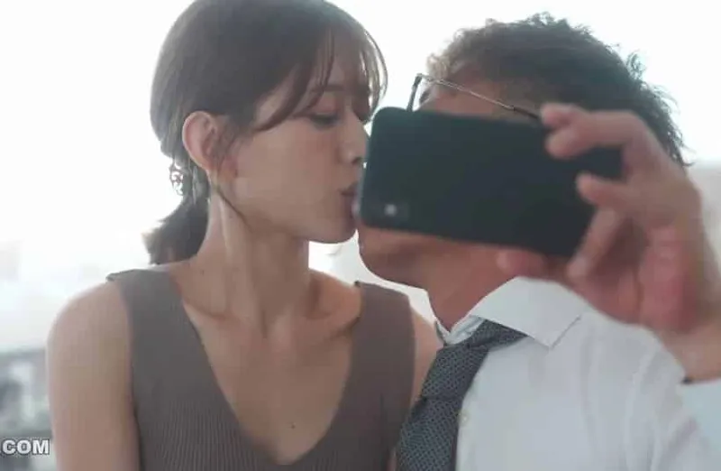Thấy vợ hơi lạ, ông chồng xem điện thoại cô vợ và thấy cảnh nện với tiền bối của mình