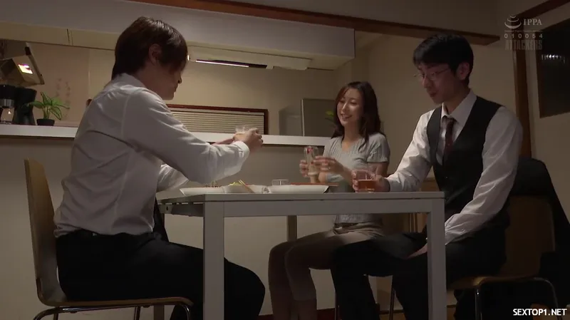 đến nhà quản lý ở nhờ, cưỡng dục luôn cô vợ sếp