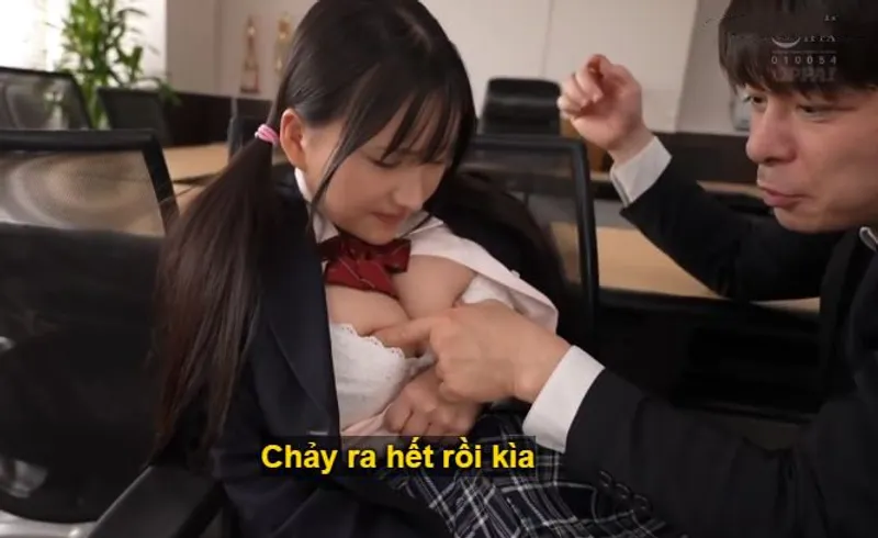 Trong suốt 3 năm, thầy giáo rèn luyện cô học trò ngực khủng thành “bình đựng tinh”